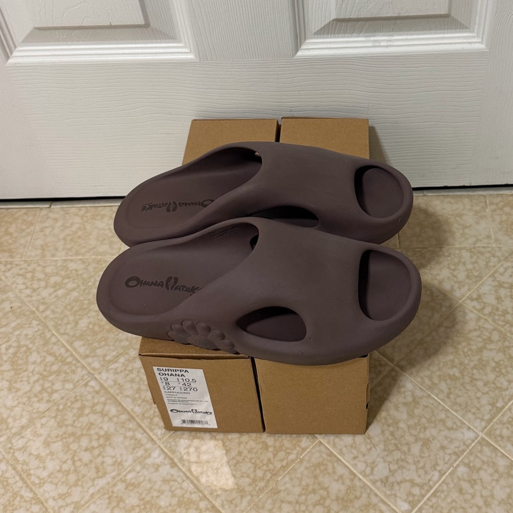 Takashi Murakami Ohana Surippa Slide, men’s size 9 in cappuccino. Never worn.